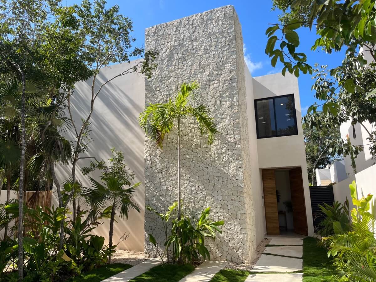 House for sale with private pool, two levels, terrace, patio, bar, cellar. Common areas, zen area, barbecue area, lounge bar.