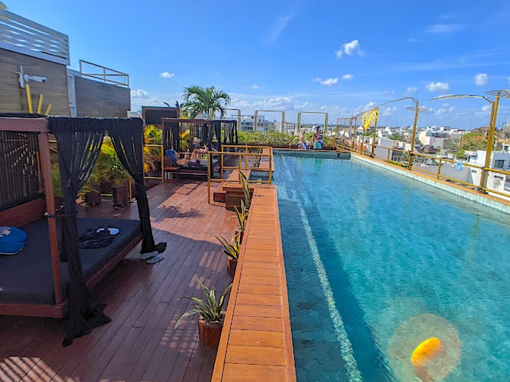 Condominio con&nbsp; jacuzzi, 2 albercas, area de yoga, gimnasio, coworking, 5 minutos del mar, en venta Playa del carmen