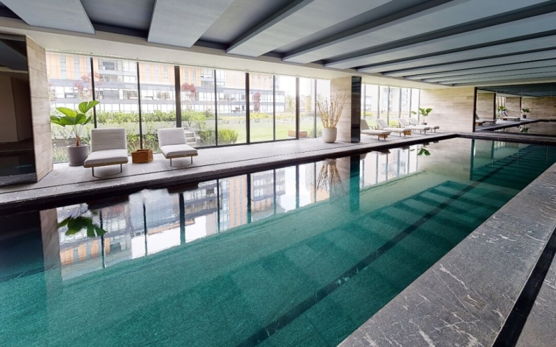 Departamento con techos altos en venta Bosque Real, pet-friendly, alberca techada, spa, juegos para ni&ntilde;os, Huixquilucan Ciudad de Mexico