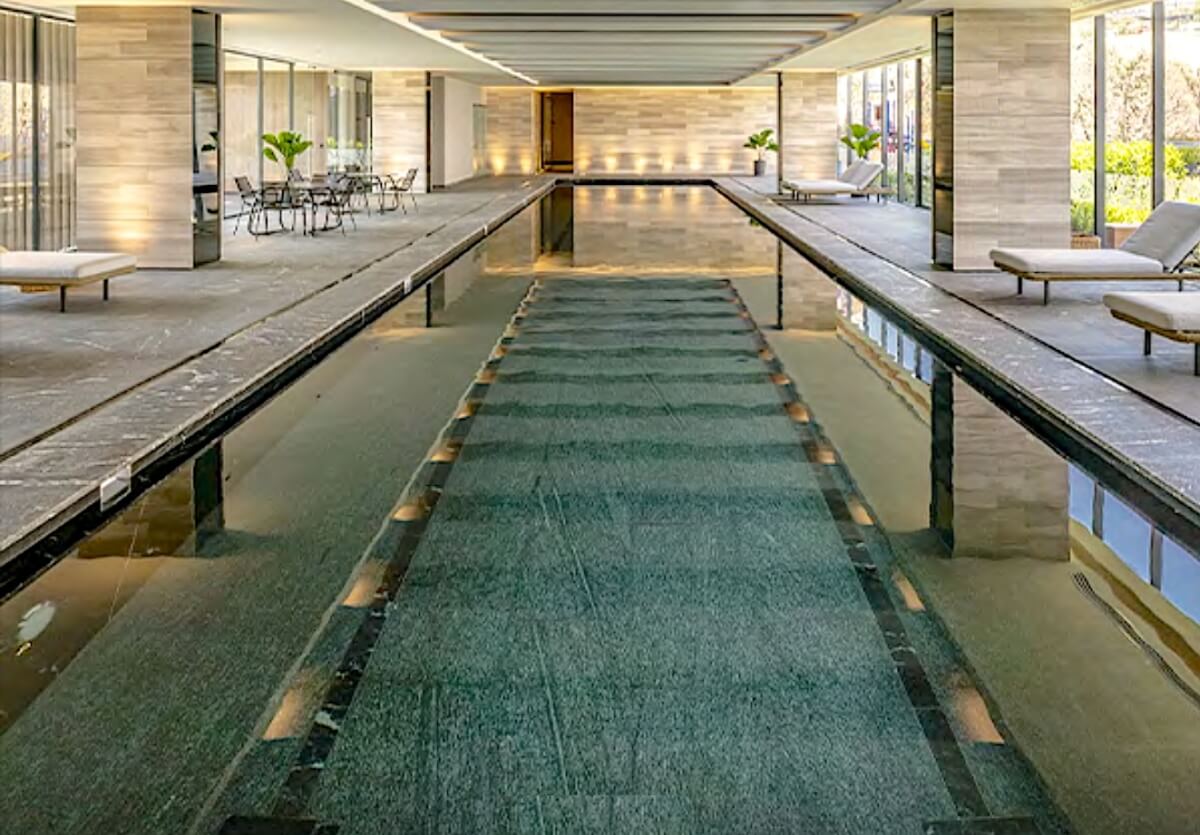 Condo with10m2 covered terrace, double height, heated pool, cafeteria, sky lounge, playground for children, pet friendly, pre-construction f