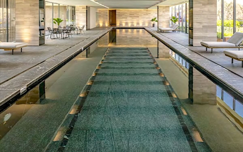 Luxury condo, high ceilings with family room, for sale Bosque Real, pet-friendly, indoor pool, spa, playground, Huixquilucan Mexico City