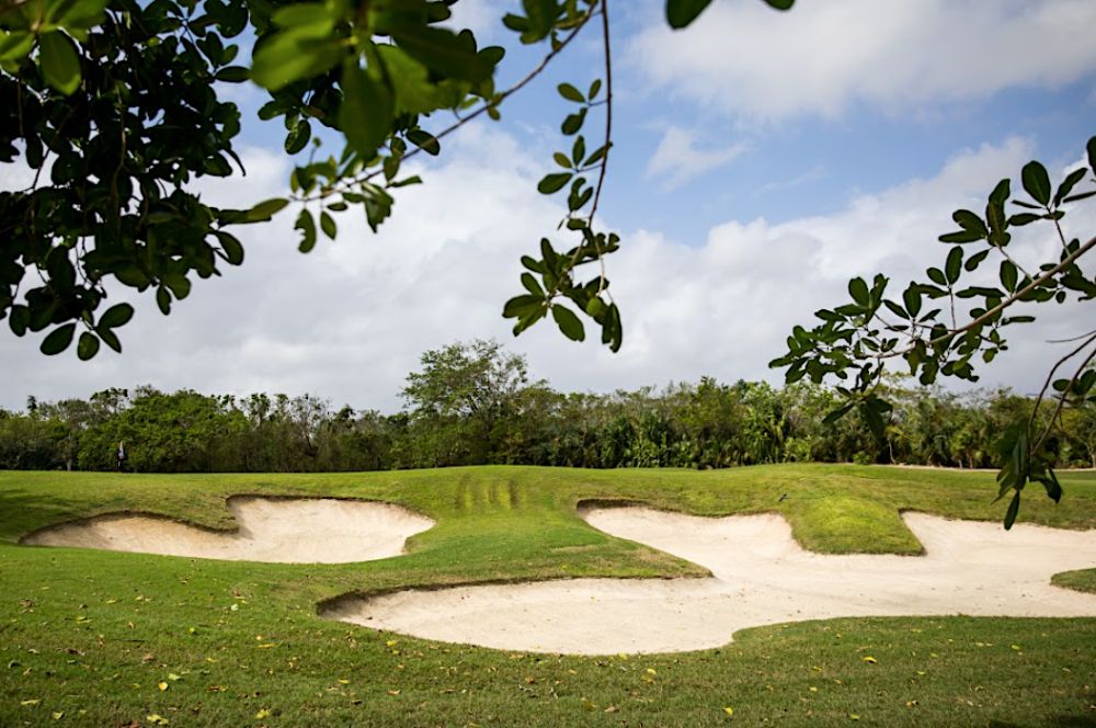 Golf course condominium, with clubhouse, cenotes, beach club, recreational parks, pre-construction for sale Playa del Carmen.
