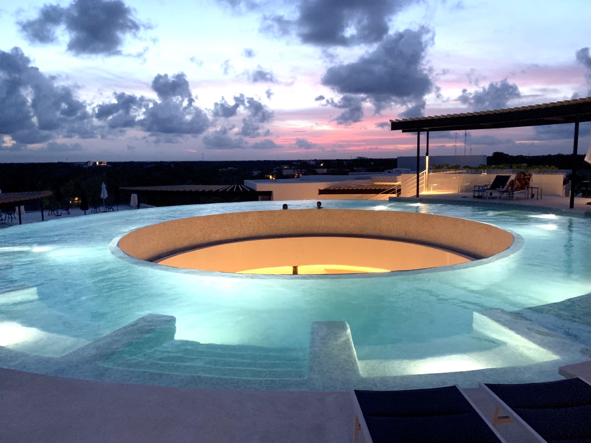 Departamento con alberca privada y terraza envolvente 180 grados, bioarquitectura, alberca salina, coworking, jardin zen, paneles solares,