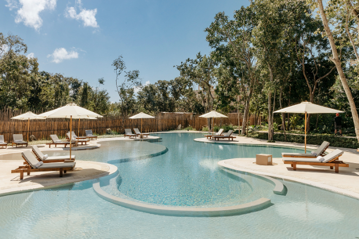 Condominio con swim up, entra a la alberca desde tu terraza, con club de playa, campo de golf, en venta, Corasol, Playa del Carmen, pre-cons