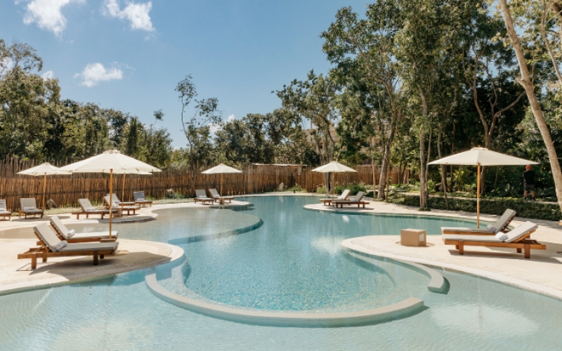 Condominio con terraza de 33 m2, rooftop con jacuzzi y alberca con vista al campo de golf, club de playa, casa club y amenidades de lujo en