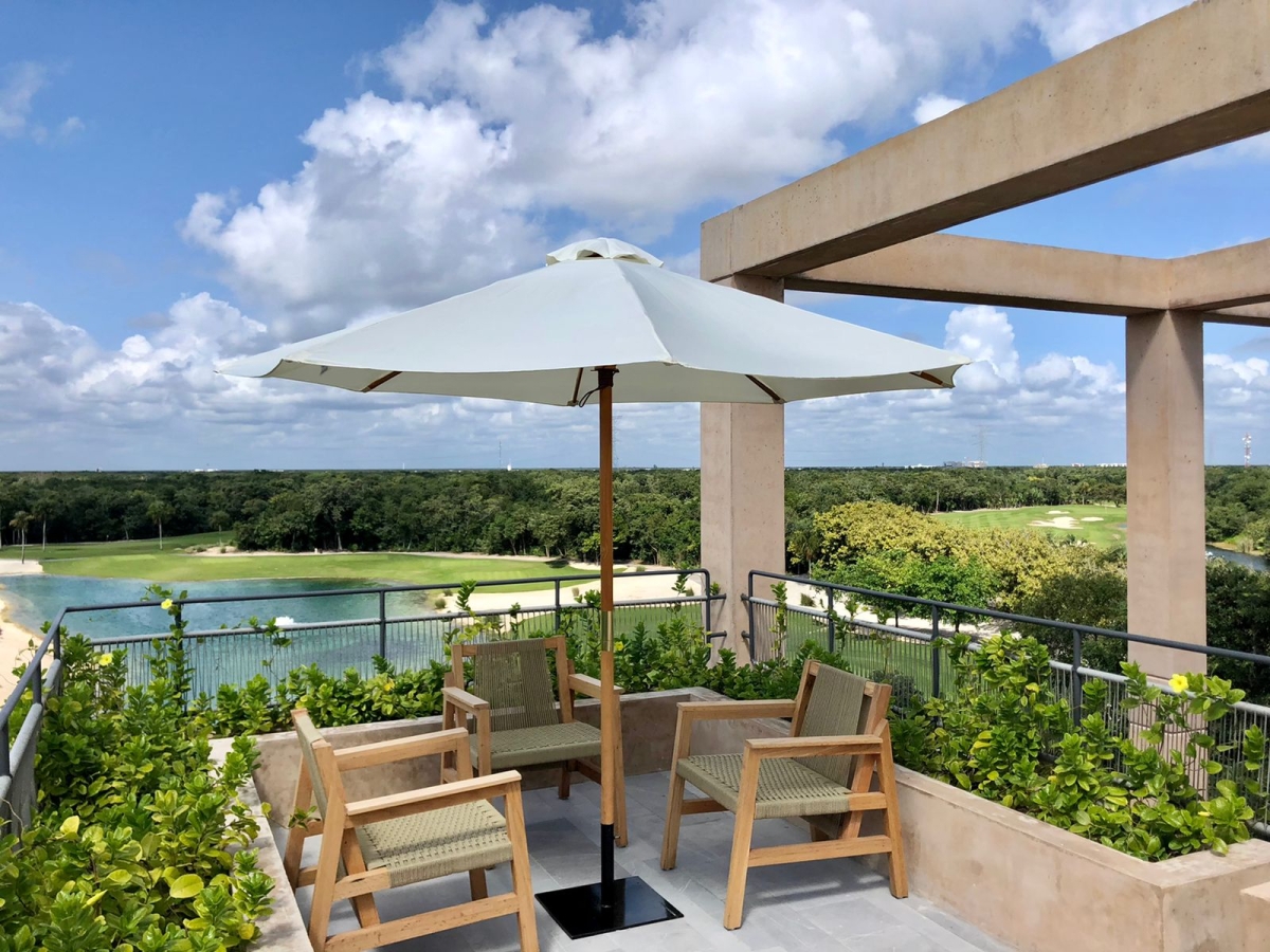 Condominium steps from the beach, ocean view pool, Playa del Carmen for sale.