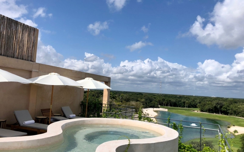 Departamento con family room, rooftop con jacuzzi y alberca con vista al campo de golf, club de playa, casa club y amenidade