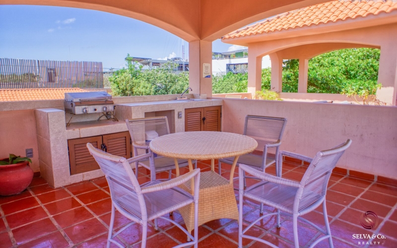 Apartment with private rooftop, 2 story, ocean view from common rooftop, 190 meters from the beach, in a boutique hotel with room service.