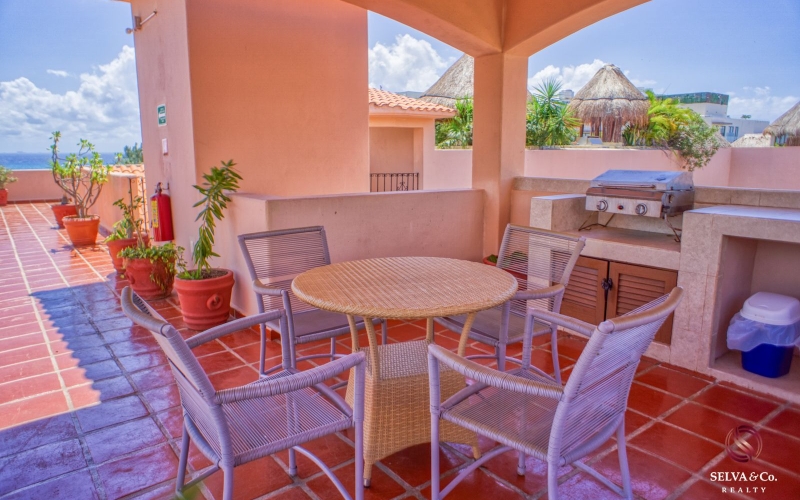 Condo 190 meters from the beach, ocean view from rooftop, in a boutique hotel with room service, concierge, pool and barbecue area.