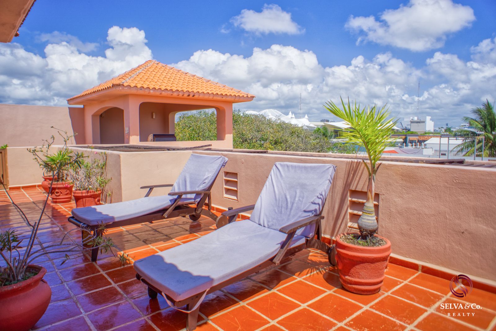 Apartment with lock off, terrace, cellar and laundry room, overlooking the forest, spa, sports courts, pool, jacuzzi, children&amp;#39;s club, in Cu