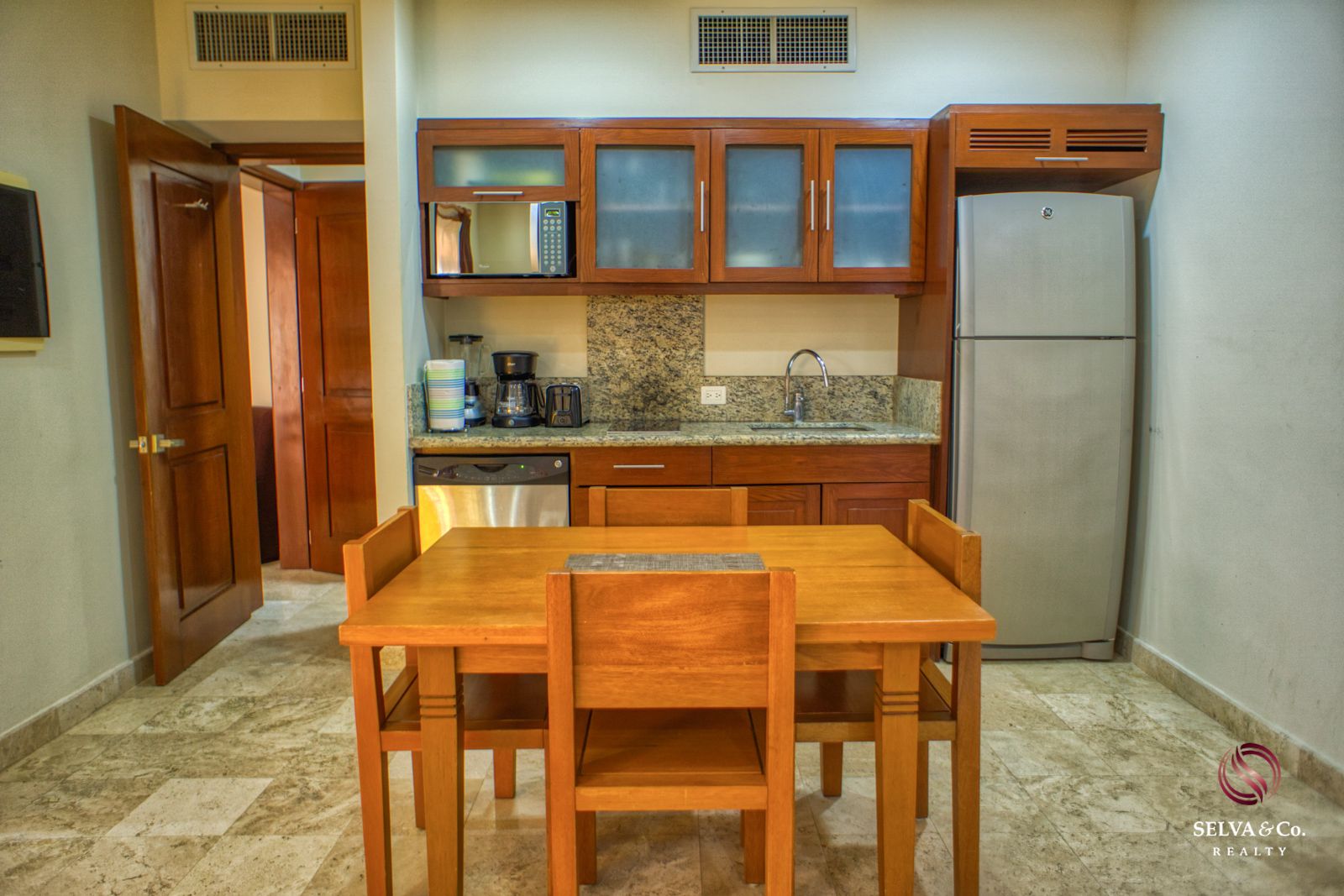 Apartment with lock off, terrace, cellar and laundry room, overlooking the forest, spa, sports courts, pool, jacuzzi, children&amp;#39;s club, in Cu