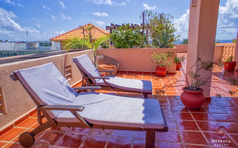 Condominium 190 meters from the beach, ocean view from rooftop, with lock off system, a few steps from Fifth Avenue.