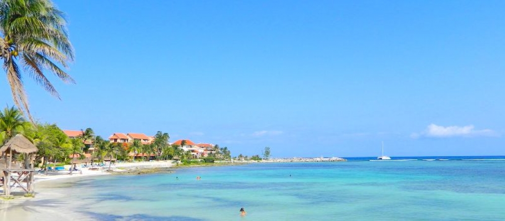 Land in gated community,  with access to the sea, marina and golf course, amenities for your family, for sale Puerto Aventuras.