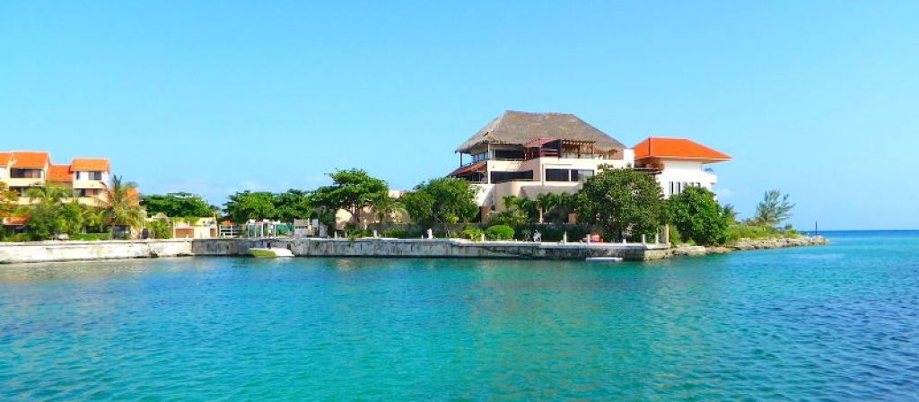 Land in gated community,  with access to the sea, marina and golf course, amenities for your family, for sale Puerto Aventuras.