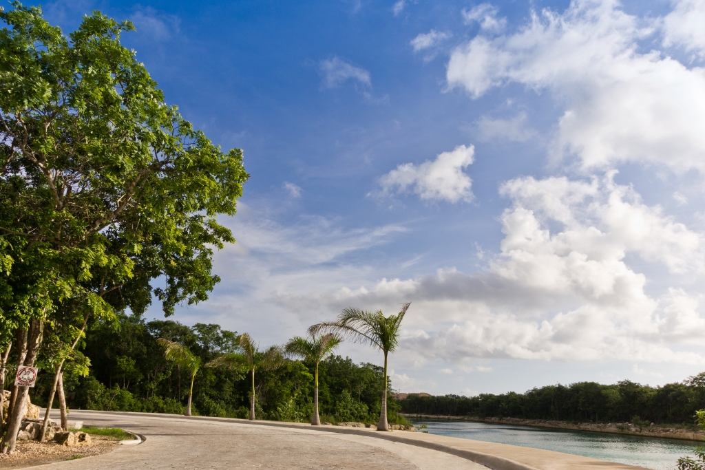 Land in gated community,  with access to the sea, marina and golf course, amenities for your family, for sale Puerto Aventuras.