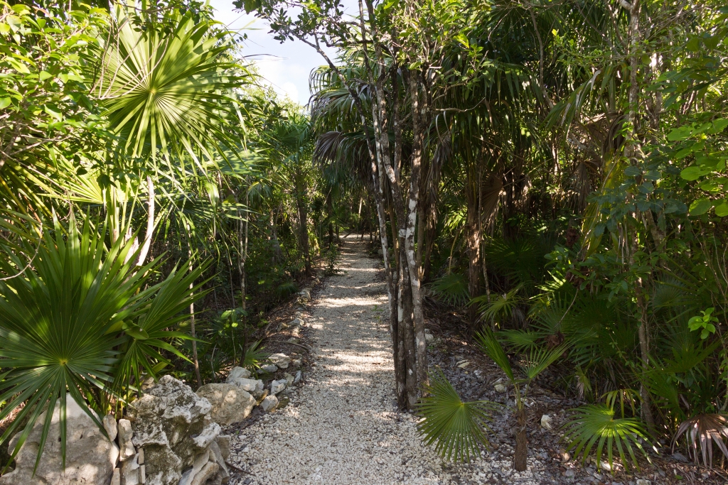 Land in gated community,  with access to the sea, marina and golf course, amenities for your family, for sale Puerto Aventuras.