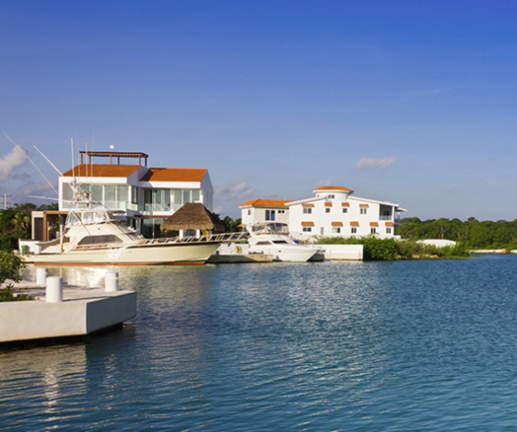 Land in gated community,  with access to the sea, marina and golf course, amenities for your family, for sale Puerto Aventuras.