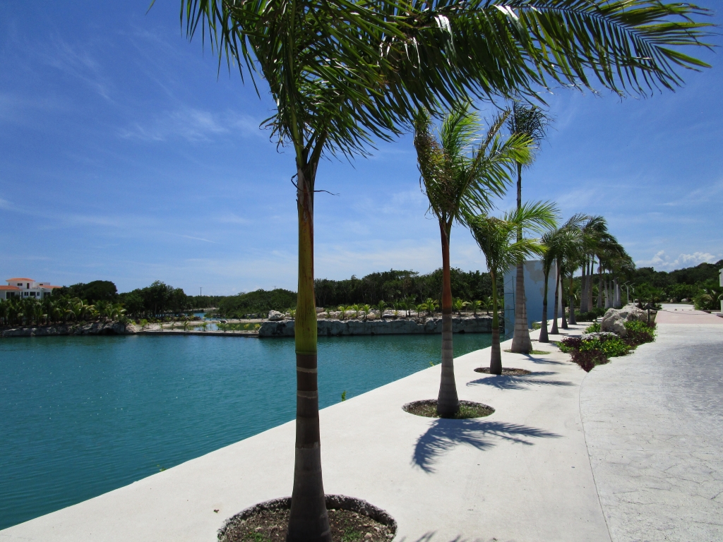 Land in gated community,  with access to the sea, marina and golf course, amenities for your family, for sale Puerto Aventuras.
