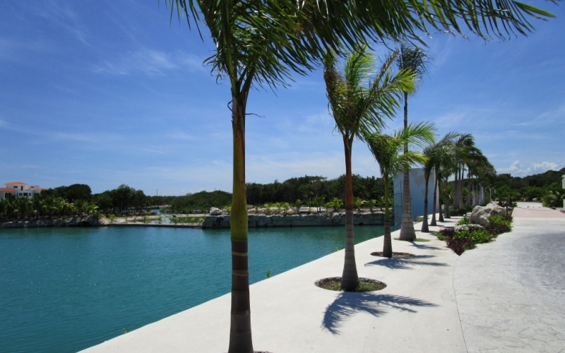 Single family lot with amenities for sale in Puerto Aventuras