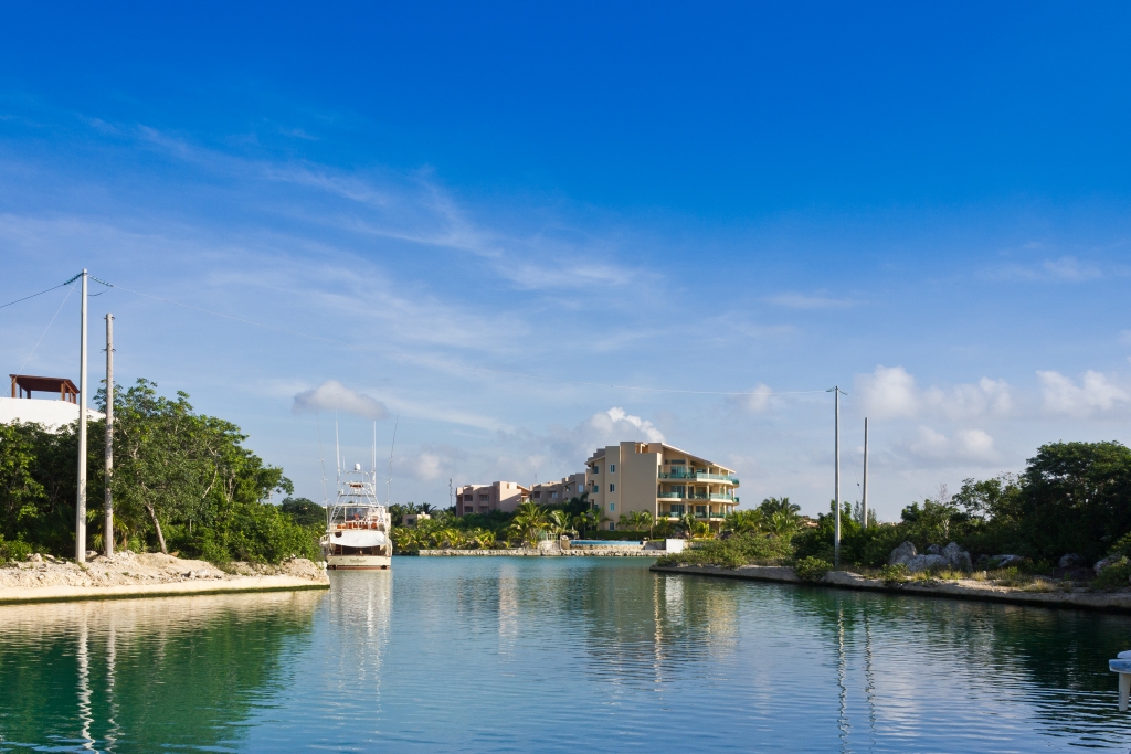 Land in gated community,  with access to the sea, marina and golf course, amenities for your family, for sale Puerto Aventuras.