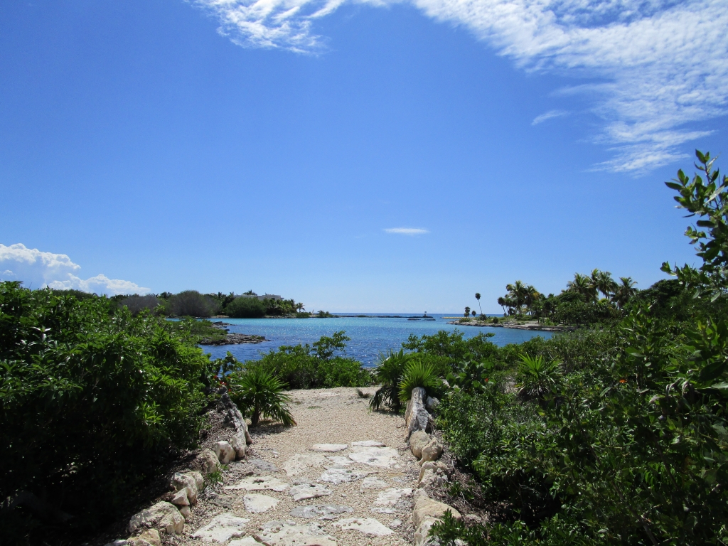 Land in gated community,  with access to the sea, marina and golf course, amenities for your family, for sale Puerto Aventuras.