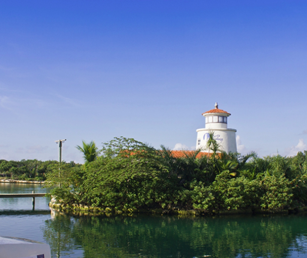 Land in gated community,  with access to the sea, marina and golf course, amenities for your family, for sale Puerto Aventuras.