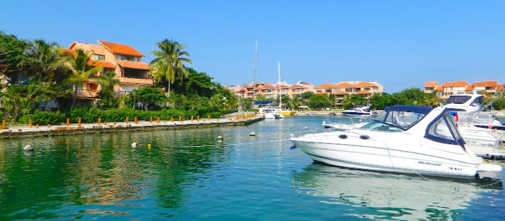 Land in gated community,  with access to the sea, marina and golf course, amenities for your family, for sale Puerto Aventuras.