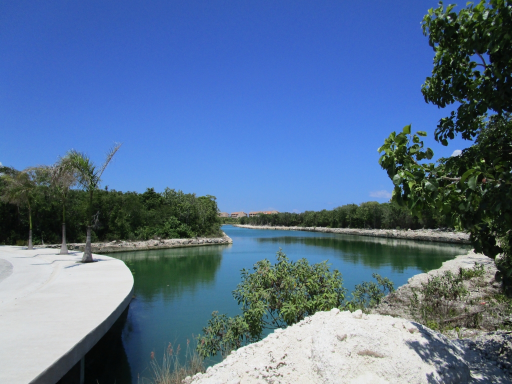 Land in gated community,  with access to the sea, marina and golf course, amenities for your family, for sale Puerto Aventuras.