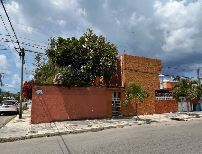Corner house with garden and private terrace, 12 minutes from the beach, Avenue 11th, for sale. Cozumel.