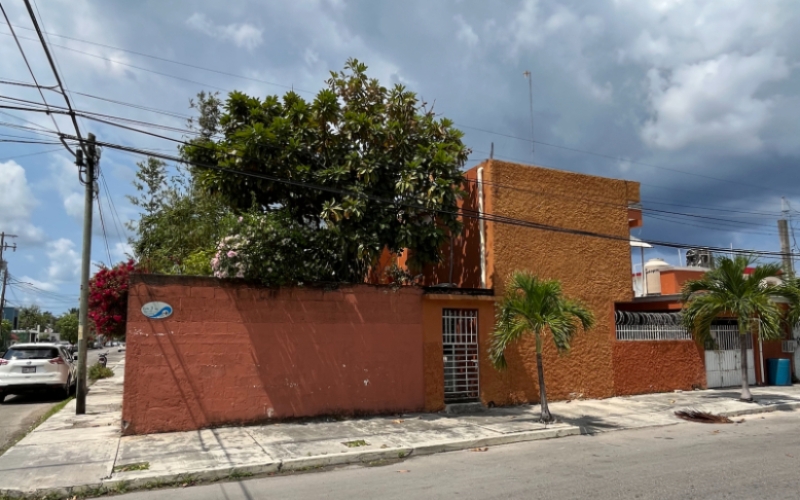 Corner house, property with 1 house and 2 apartments, Adolfo Lopez Mateos neighborhood.