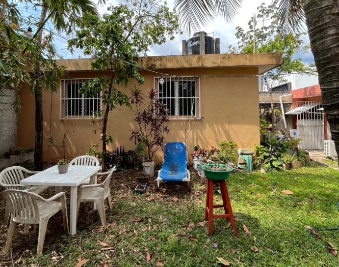 Corner house with garden and private terrace, 12 minutes from the beach, Avenue 11th, for sale. Cozumel.