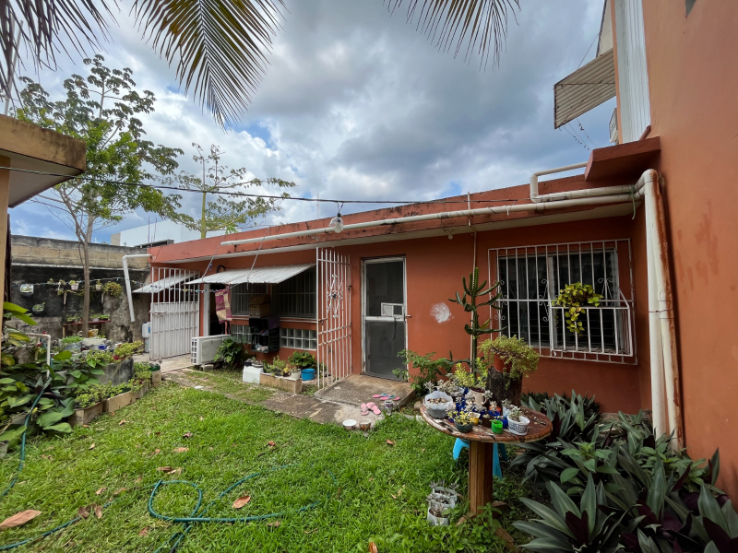Corner house with garden and private terrace, 12 minutes from the beach, Avenue 11th, for sale. Cozumel.