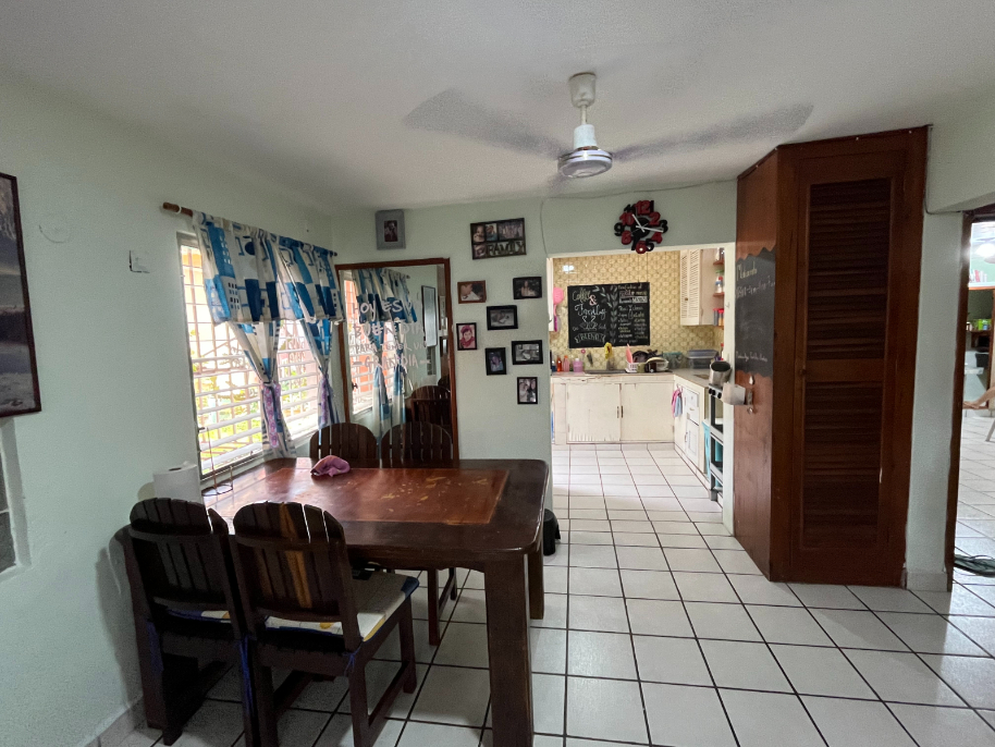 Corner house with garden and private terrace, 12 minutes from the beach, Avenue 11th, for sale. Cozumel.