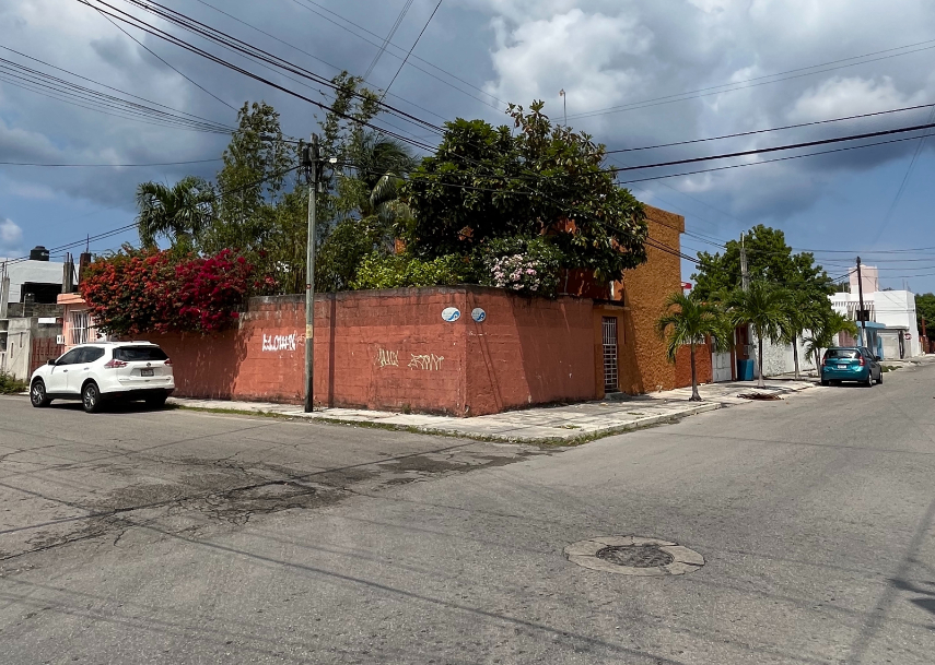 Corner house with garden and private terrace, 12 minutes from the beach, Avenue 11th, for sale. Cozumel.