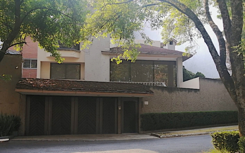 Residence with garden, jacuzzi, playground, library, utility room, parking for 5 cars, in Bosques de las Lomas for sale