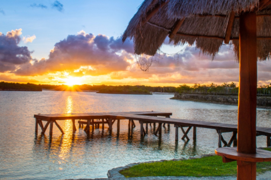 Casa con alberca privada y muelle, en venta, Pok Ta Pok, Zona Hotelera, Canc&uacute;n