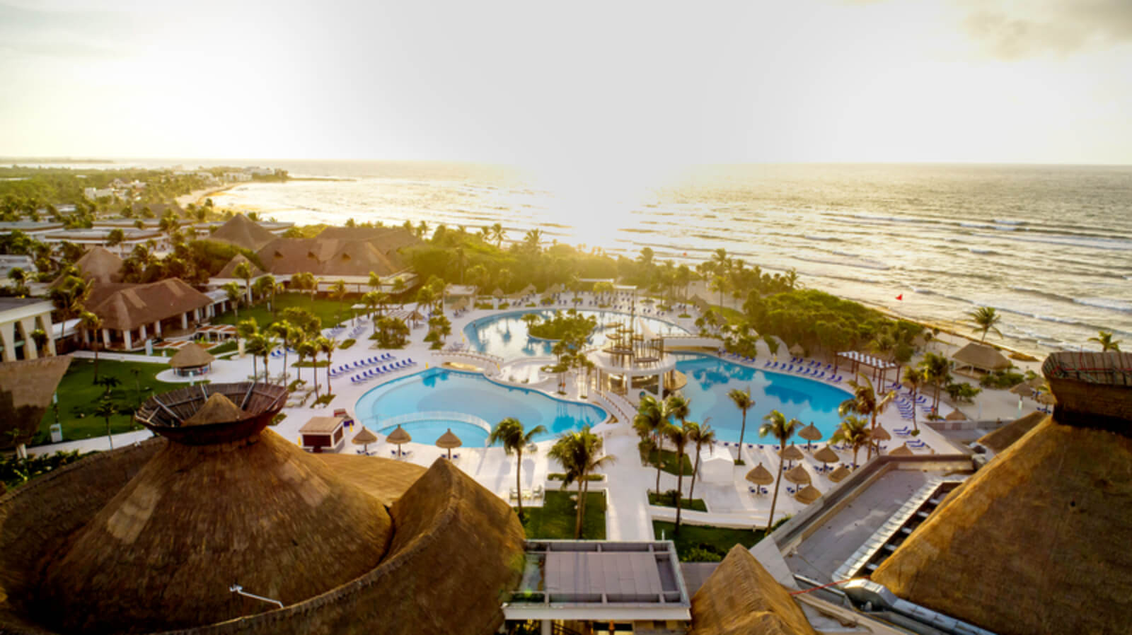 Casa luminosa con piscina privada, de dos niveles, adem&aacute;s de terraza, 139 m2 de patio, bar, bodega