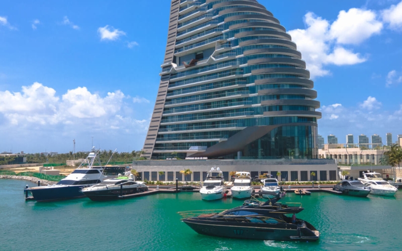 Departamento de lujo con vista al mar y la marina, con amenidades: alberca infinity, spa, gimnasio, area lounge, salon de eventos, lobby