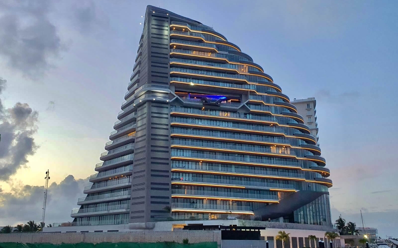 Penthouse de lujo con vista al mar y la marina, con amenidades: alberca infinity, spa, gimnasio, area lounge, salon de eventos, lobby