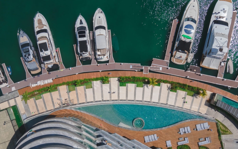 Beautiful view of the sea and the marina, apartment with amenities: infinity pool, spa, gym, lounge area, event room, lobby