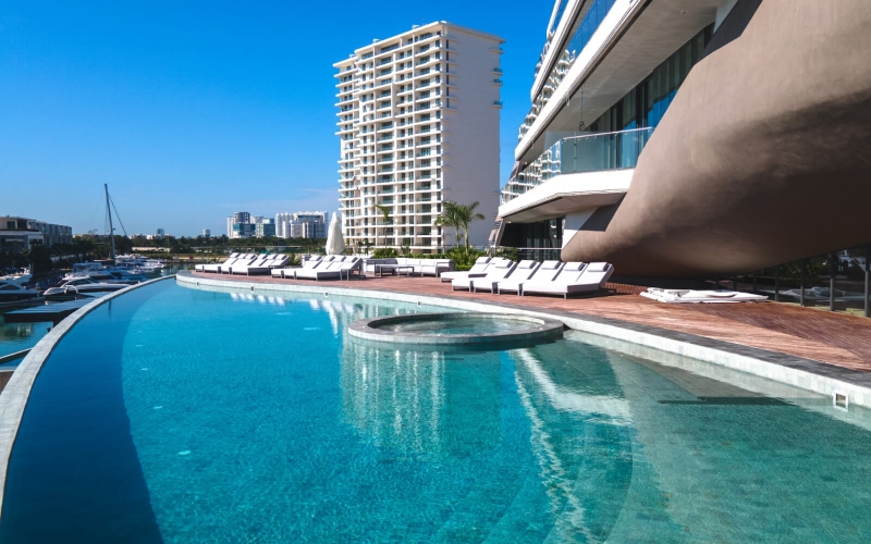 Hermoso departamento con vista al mar y la marina, con amenidades: alberca infinity, spa, gimnasio, area lounge, salon de eventos, lobby