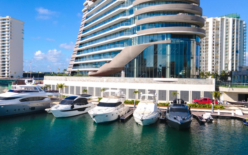 Luxury condo with beautiful views of the sea and the marina, with amenities: infinity pool, spa, gym, lounge area, meeting room, lobby