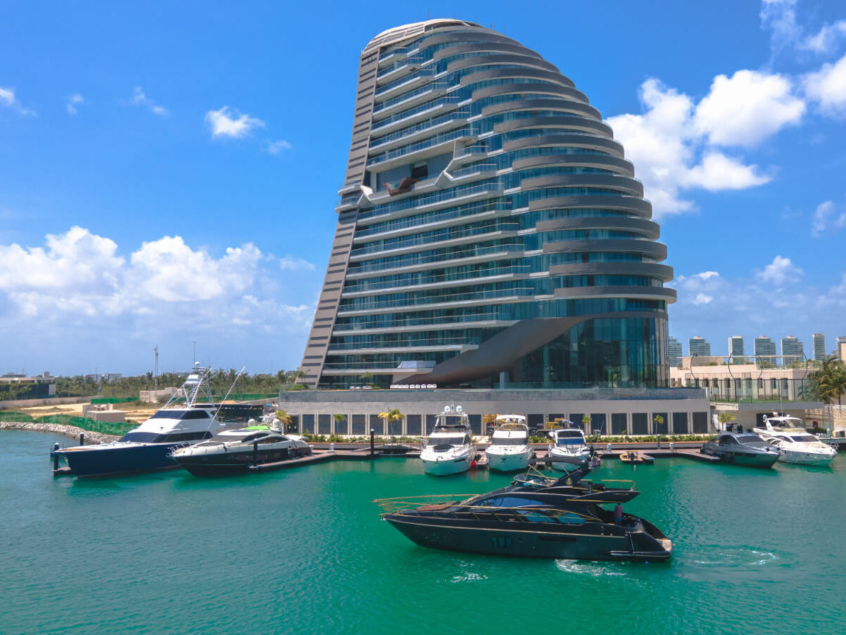 Condo with ocean and marina views, with amenities: infinity pool, spa, gym, lounge area, meeting room, lobby, located in Puerto Cancun