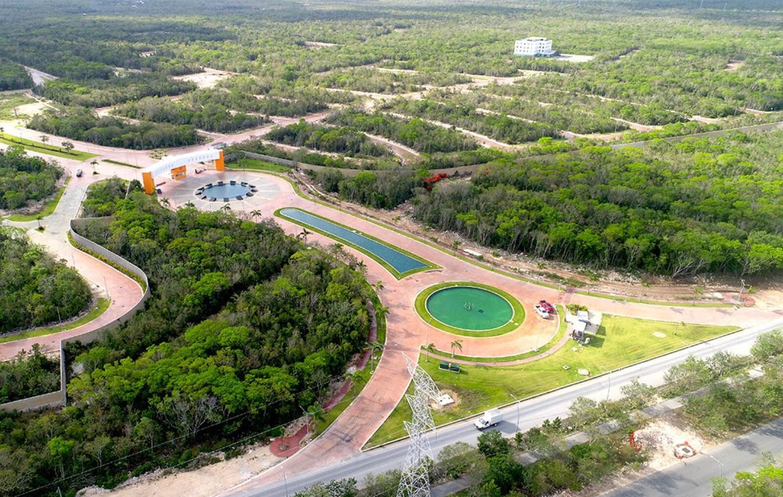 Condo with pool and paddle court for sale, Boulevard Colosio, Canc&uacute;n