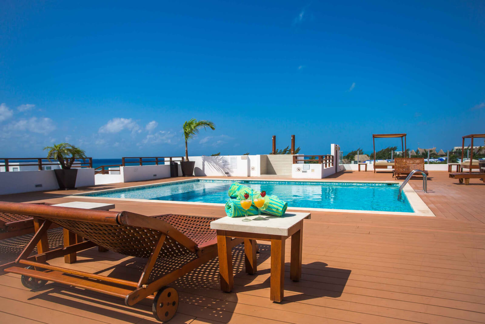 Condominium with garden, terrace, pool, sauna and jacuzzi, for sale, Playacar, Playa del Carmen.