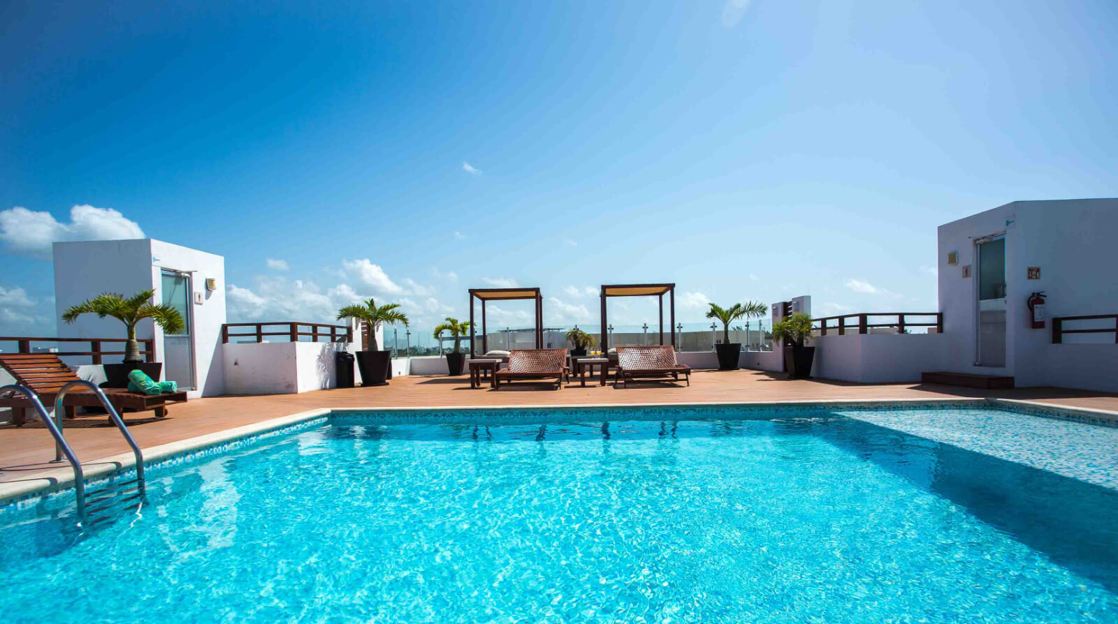 Condominium with garden, terrace, pool, sauna and jacuzzi, for sale, Playacar, Playa del Carmen.