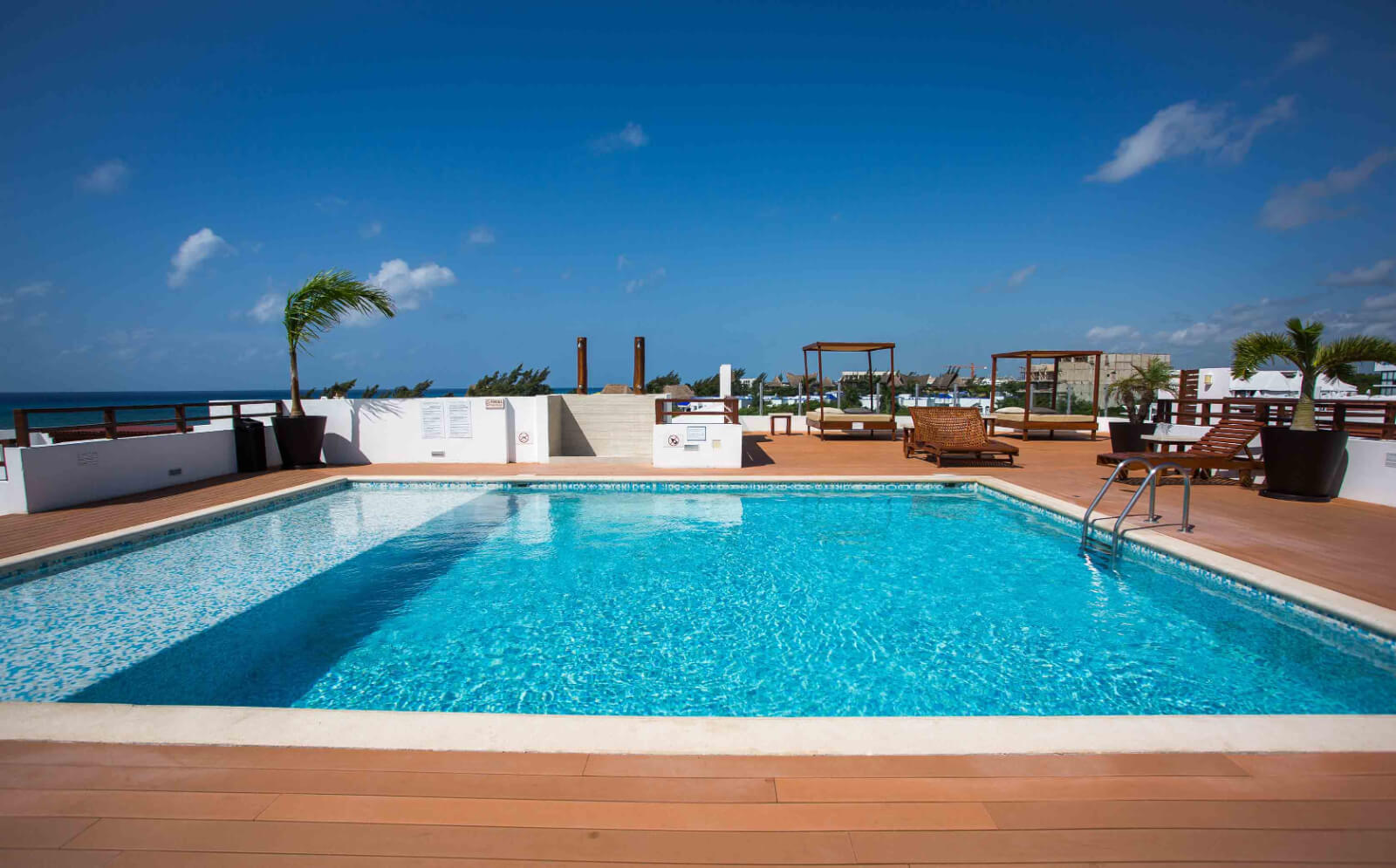 Condominium with garden, terrace, pool, sauna and jacuzzi, for sale, Playacar, Playa del Carmen.