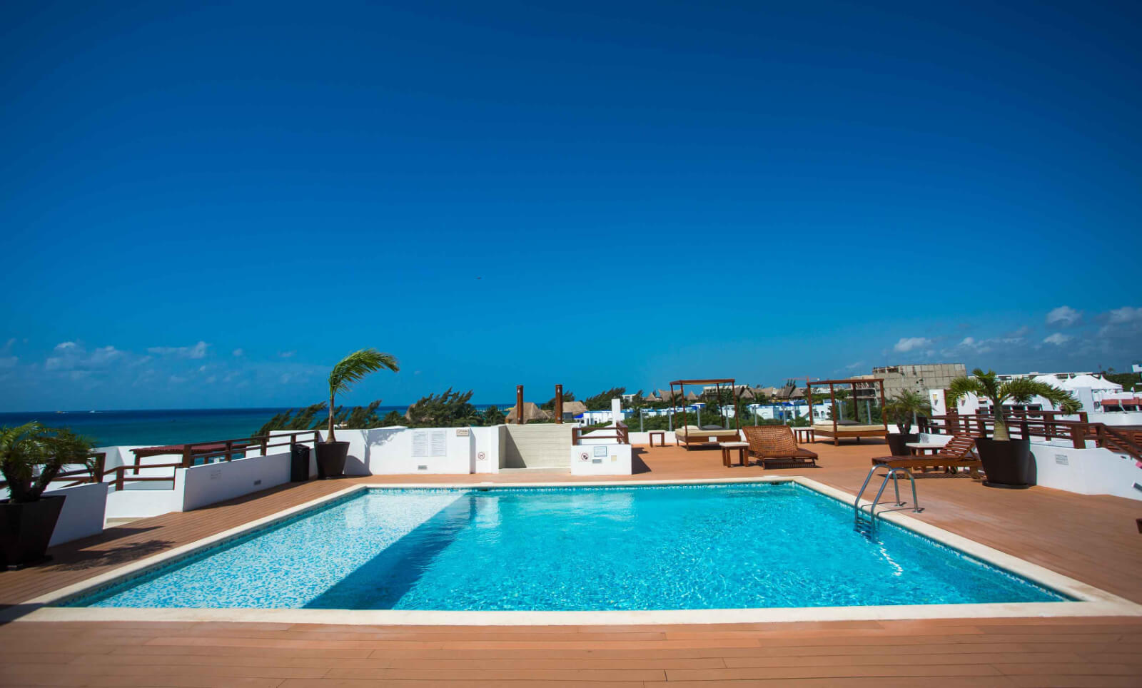 Condominium with garden, terrace, pool, sauna and jacuzzi, for sale, Playacar, Playa del Carmen.