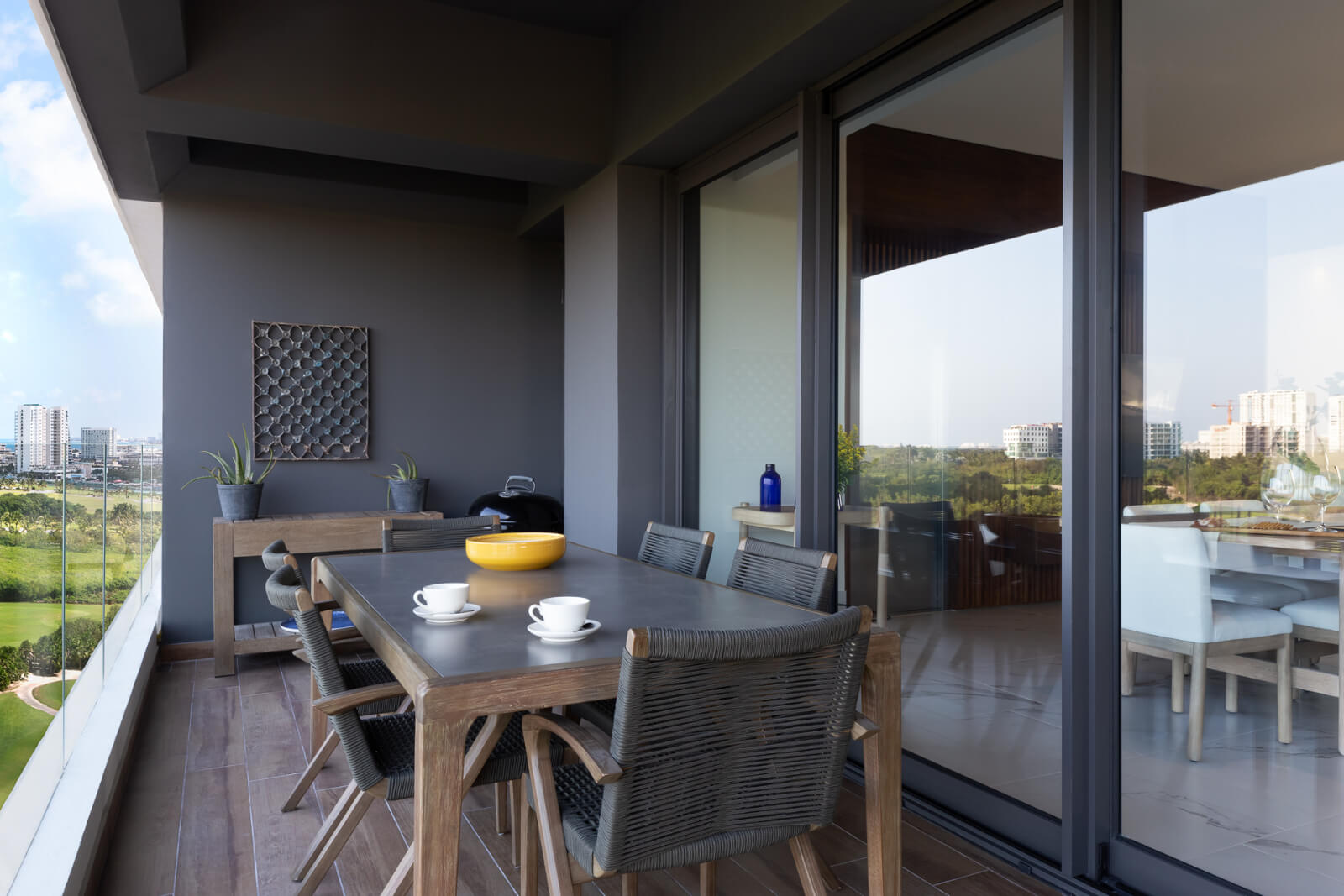 Beautiful view of the sea and the marina, apartment with amenities: infinity pool, spa, gym, lounge area, event room, lobby