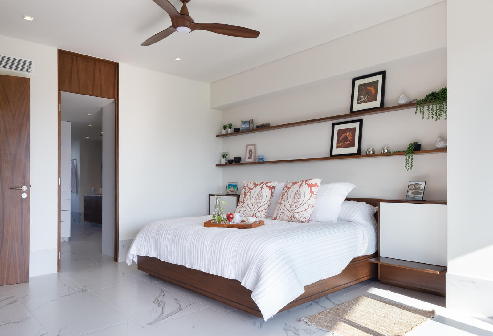 Beautiful view of the sea and the marina, apartment with amenities: infinity pool, spa, gym, lounge area, event room, lobby